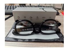 Gafas inteligentes dentro de su caja, foto real