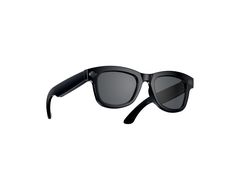 Gafas inteligentes con montura negra y lentes oscuros, vista de tres cuartos